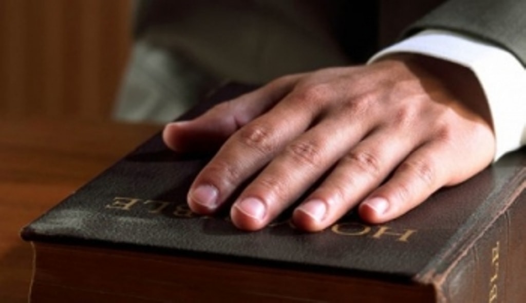 iPad funge como portadora de la biblia en ceremonia de juramento